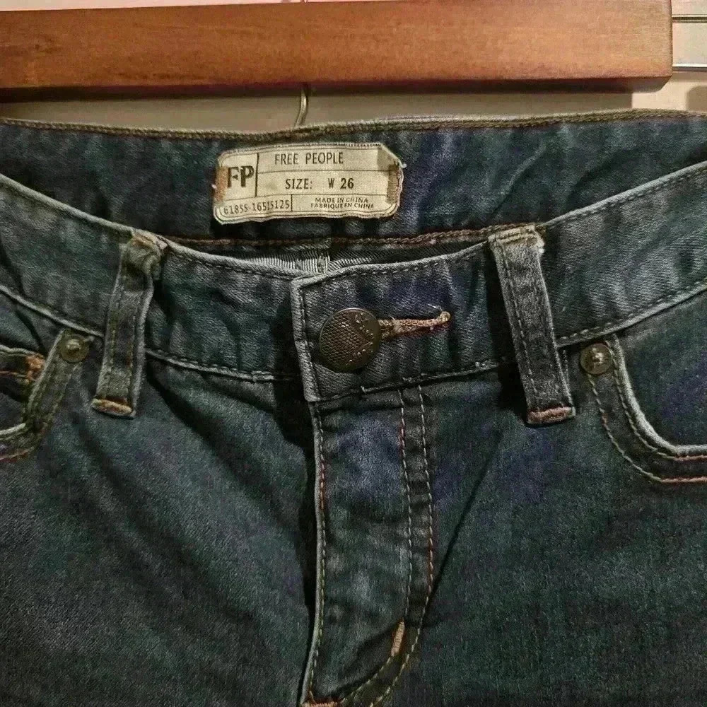 P7455 free people dark wash size 26 - Picture 3 of 6